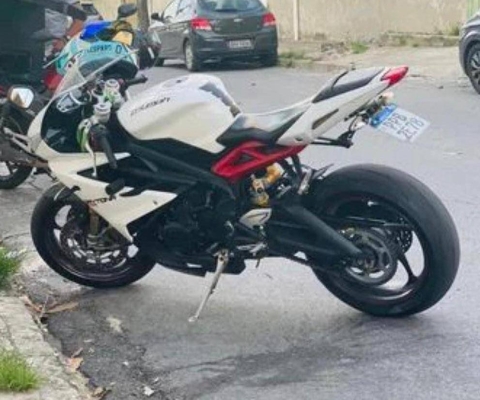 TRIUMPH DAYTONA à venda.