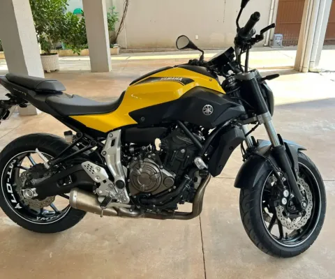 YAMAHA MT-07 à venda.