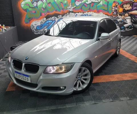 BMW 320i à venda.
