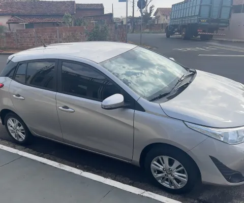 TOYOTA YARIS à venda.