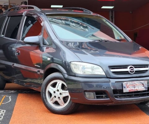 Chevrolet Zafira Elegance 2.0 2005 – 7 lugares – R$ 24.900 Espaço de sobra, conforto pra toda a famí