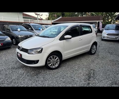 Volkswagen Fox 1.0 Mi Total Flex 8V 5p  - Branca - 2013/2014