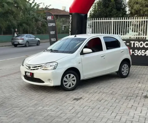 Toyota Etios X 1.3 Flex 16V 5p Mec.  - Branca - 2016/2017