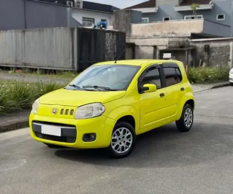 Fiat Uno VIVACE Celeb. 1.0 EVO F.Flex 8V 5p  - Amarela - 2010/2011