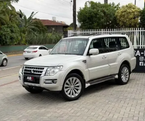 Mitsubishi Pajero Full 3.2 Diesel Aut. 4X4 7lugares com teto - Branca - 2015/2016