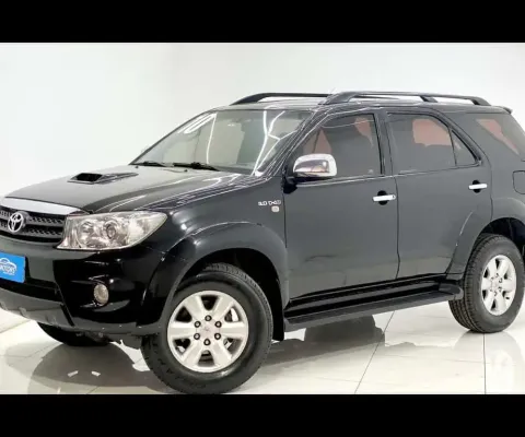 HILUX SW4 SRV 4X4 TURBO DIESEL 7 LUGARES COM CHAVE RESERVA