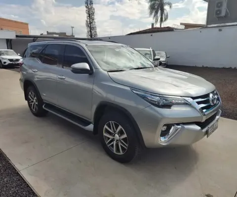 TOYOTA HILUX SW4 2.8 SRX 4X4 7 LUGARES 16V TURBO INTERCOOLER DIESEL 4P AUTOMÁTICO