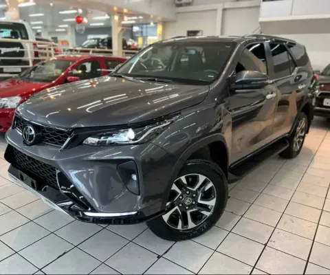 Toyota HILUX SW4 2.8 D-4D TURBO DIESEL SRX PLATINUM 7L 4X4 AUTOMÁTICO