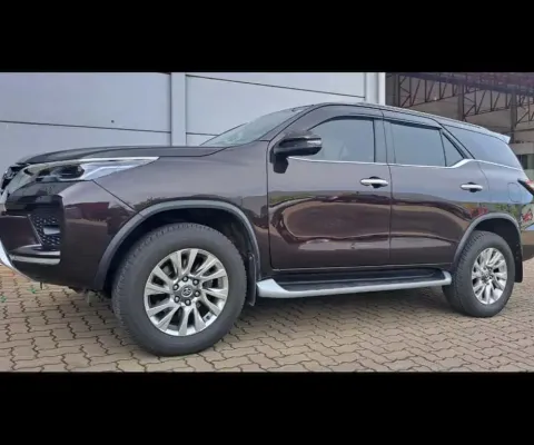 Toyota HILUX SW4 2.8 D-4D TURBO DIESEL SRX 4X4 AUTOMÁTICO