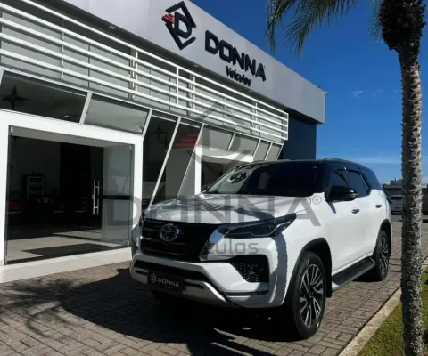 Toyota Hilux SW4 SRX 4x4 2.8 TDI 16V Dies. Aut.  - Branca - 2023/2023