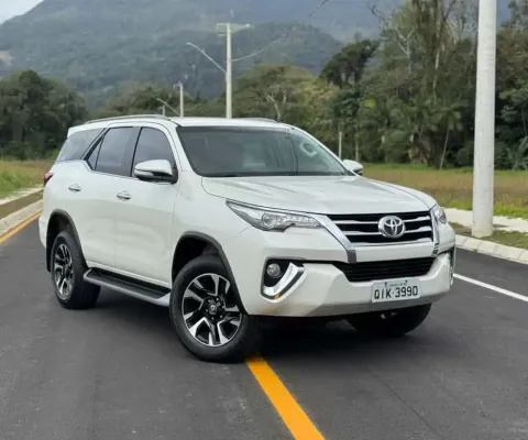 Toyota Hilux SW4 SRX 4x4 2.8 TDI 16V Dies. Aut.  - Branca - 2017/2017