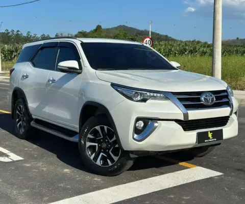 Toyota Hilux SW4 I/  SWSRXA4FD - Branca - 2016/2017
