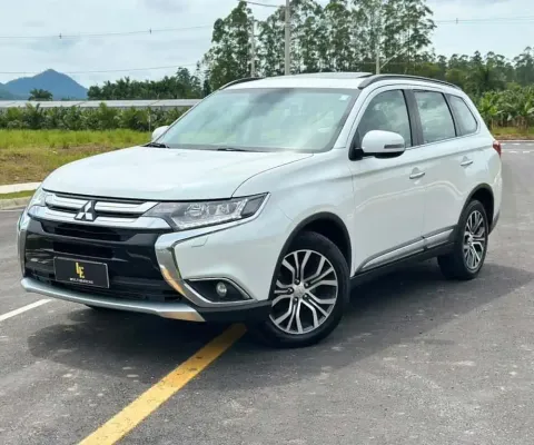 Mitsubishi Outlander 2.2 DIESEL 4X4 7 LUGARES - Branca - 2015/2016