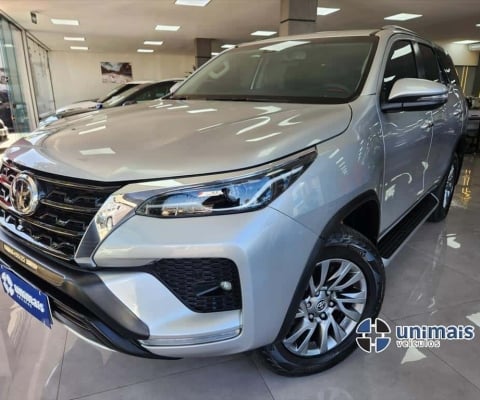 TOYOTA HILUX SW4 2.8 D-4D TURBO DIESEL SRX 7L 4X4 AUTOMÁTICO
