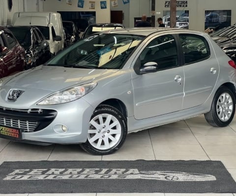  Compacto, completo e com motor 1.6 que garante ótimo desempenho no dia a dia!