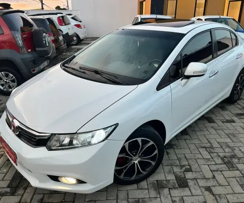 Civic branco com teto solar, versão top de linha. Em exclente estado de conservação