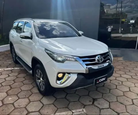 Toyota HILUX SW4 2.8 SRX 4X4 7 LUGARES 16V TURBO INTERCOOLER DIESEL 4P AUTOMÁTICO