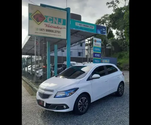Chevrolet Onix ONIX HATCH LTZ 1.4 8V FlexPower 5p Mec. - Branca - 2015/2015