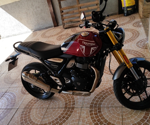 Moto Triumph 400 x ano 2024 na cor vermelha 