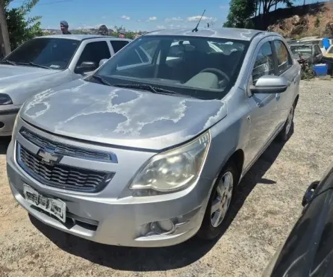 Um Veículo marca GM, modelo COBALT 1.8 LT, cor preta 2013/2013