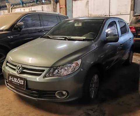 O veículo Volkswagen Gol 1.0, ano de fabricação/modelo 2010/2011, cinza, flex