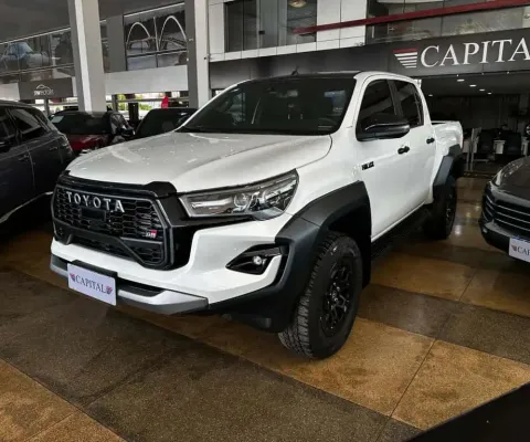 Toyota Hilux 2.8 D-4D TURBO DIESEL CD GR-S 4X4 AUTOMÁTICO - Branca - 2023/2024
