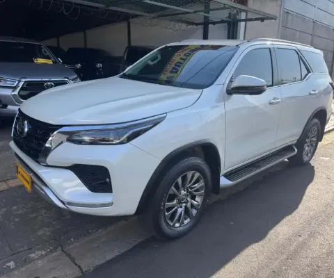TOYOTA HILUX SW4 2.8 D-4D TURBO DIESEL SRX 7L 4X4 AUTOMÁTICO