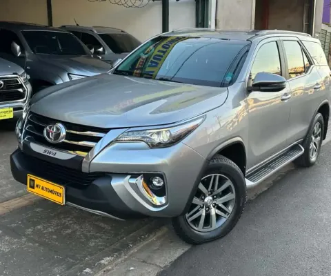 TOYOTA HILUX SW4 2.8 SRX 4X4 7 LUGARES 16V TURBO INTERCOOLER DIESEL 4P AUTOMÁTICO
