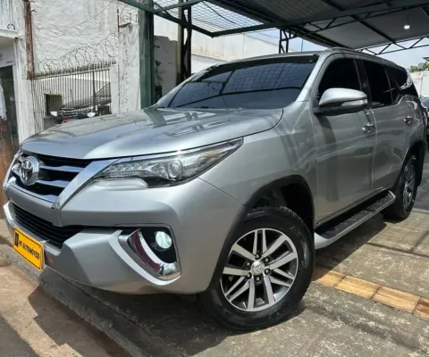 TOYOTA HILUX SW4 2.8 SRX 4X4 7 LUGARES 16V TURBO INTERCOOLER DIESEL 4P AUTOMÁTICO