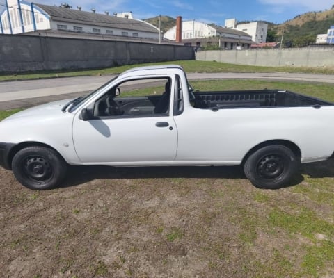 Ford Courier 1.6 L bem tratada 