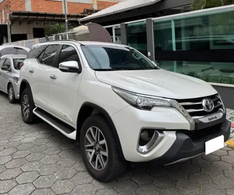 TOYOTA HILUX SW4 BRANCA 2017 - ITAPEMA, SC