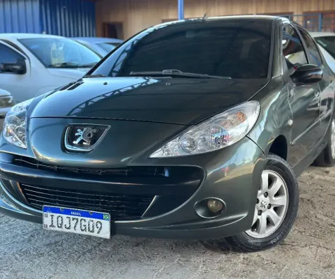 Peugeot 207 com motor 1.4 em ótimo estado!