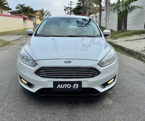 Câmbio automático de 6 marchas Freios Abs Airbags frontais e laterais  Ar condicionado dual zone Con