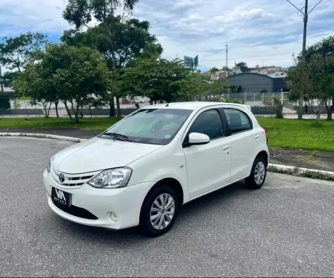 Toyota Etios XS 1.5 FLEX - Branca - 2015/2016