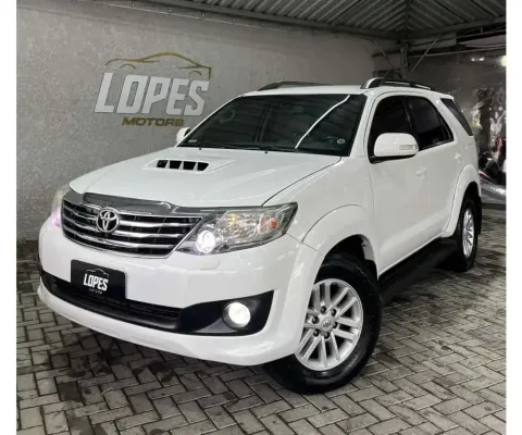Toyota Hilux SW4 SRV 4x4 4.0 V6 24V Aut.  - Branca - 2012/2013