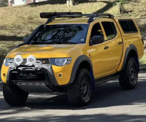 MITSUBISHI L200 SAVANA 3.2 4X4 DIESEL - IMPECÁVEL