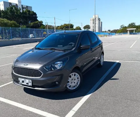  Ford Ka plus. Comando no volante. 