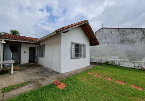 Casa no Balneário Gaivota em Itanhaém, São Paulo, 1,6 km do mar, em rua  calçada. R$ 250.000,00 