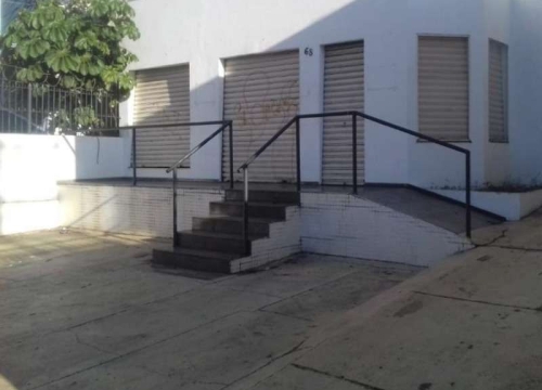 Casa comercial com 4 salas para alugar