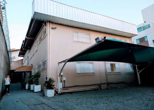 Casa comercial com 9 salas para alugar