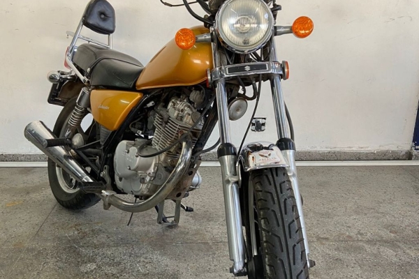 Suzuki Intruder 125 bobber Amarela 