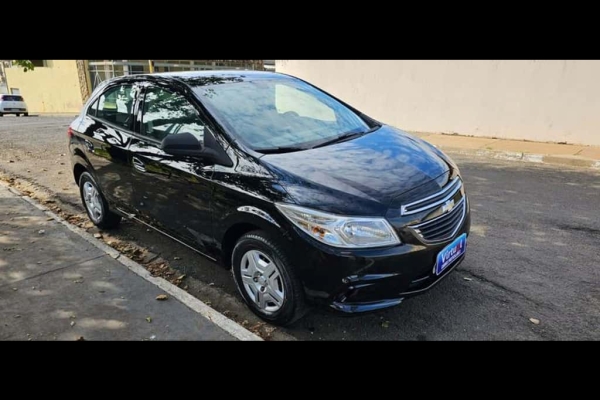 Comprar Hatch Chevrolet Onix Hatch 1.0 4P Flex Joy Prata 2018 em Botucatu-SP