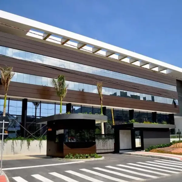 Prédio na Rodovia José Carlos Daux,