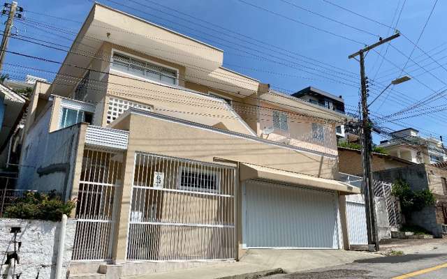 Casa com 03 andares em ótima localização no Bairro Estreito em Florianópolis