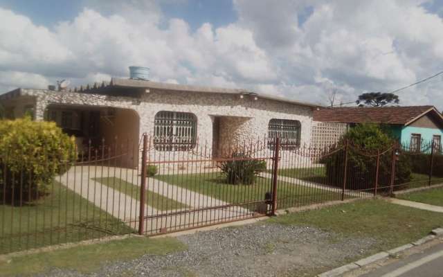 Casa com terreno amplo, quadra esportiva em grama e 4 dormitório a venda na Estrada da Sereia em Campo Largo - PR