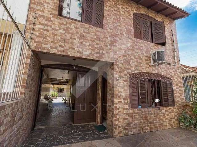 Casa com 3 quartos para alugar na Rua Antônio Joaquim Mesquita, 571, Passo da Areia, Porto Alegre por R$ 6.500