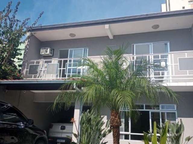 Casa com 4 quartos à venda no Centro, São José dos Pinhais  por R$ 990.000
