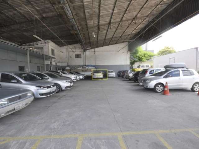 Prédio comercial com pátio de estacionamento para locação no Bairro do Limão