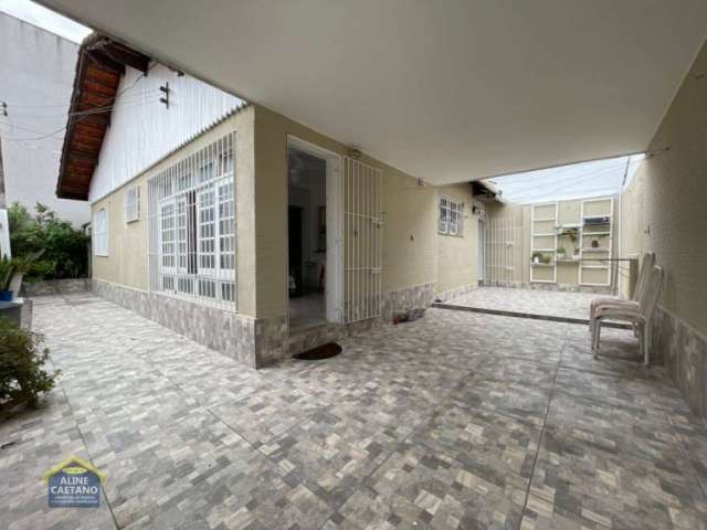 Casa isolada, 3 quadras da praia, reformada apenas r$430 mil.