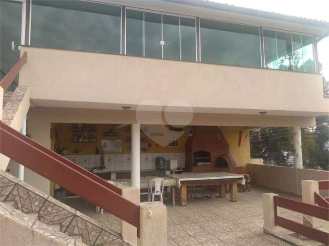Casa a venda no centro de Caieiras 420m2, EXCELENTE LOCALIZAÇÃO. 5 dormitórios (sendo 1 suíte) Sala